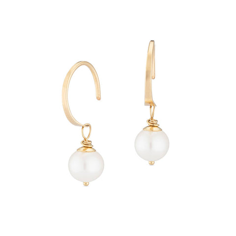 Freshie & Zero Ella huggie hoop earrings with white pearl, small gold hoops with elegant pearl accents, close-up view